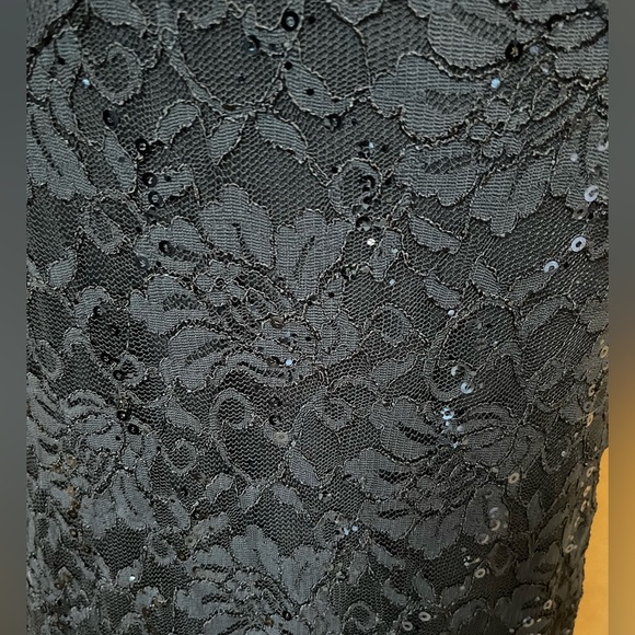 Gorgeous Formal Gown.                        Bag 90 - Picture 9 of 15